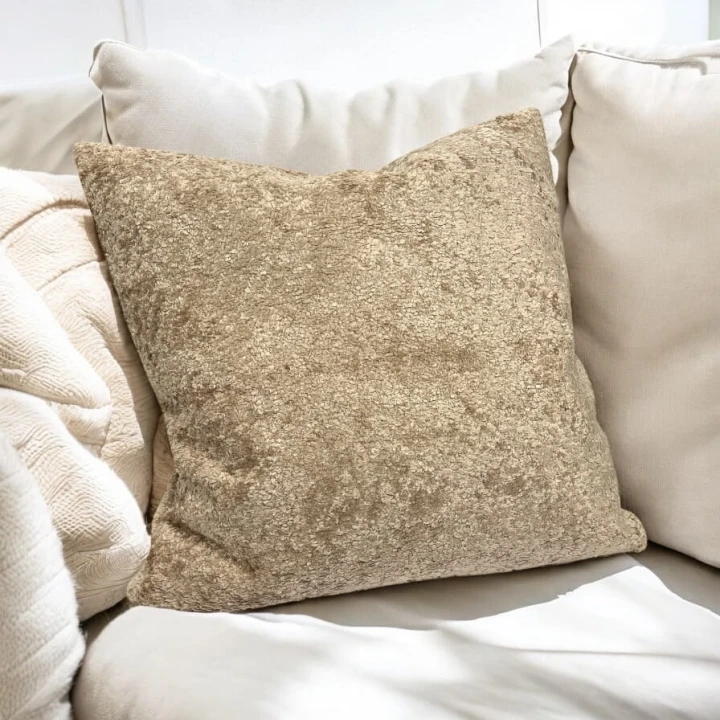 beżowa poszewka z krótkim włosiem