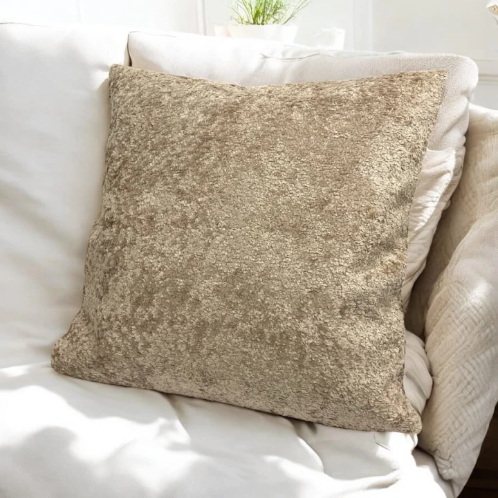 beżowa poszewka z krótkim włosiem