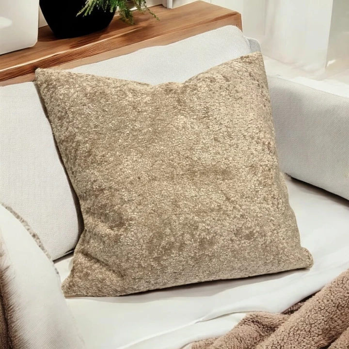 beżowa poszewka z krótkim włosiem