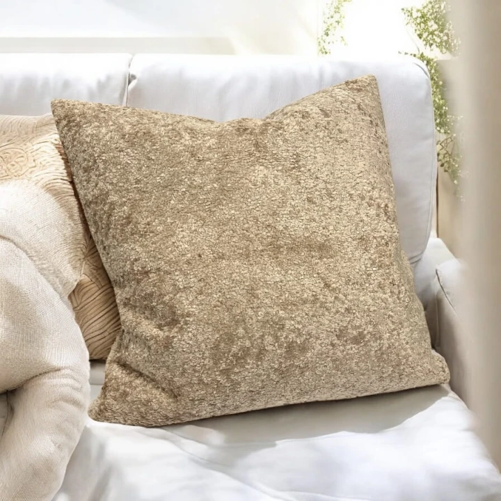 beżowa poszewka z krótkim włosiem