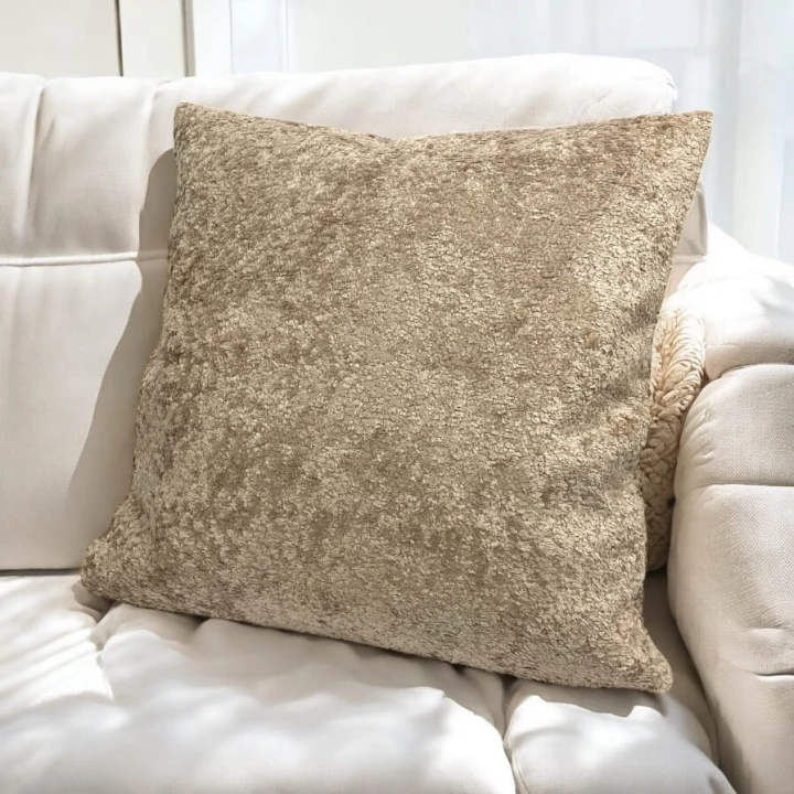 beżowa poszewka z krótkim włosiem