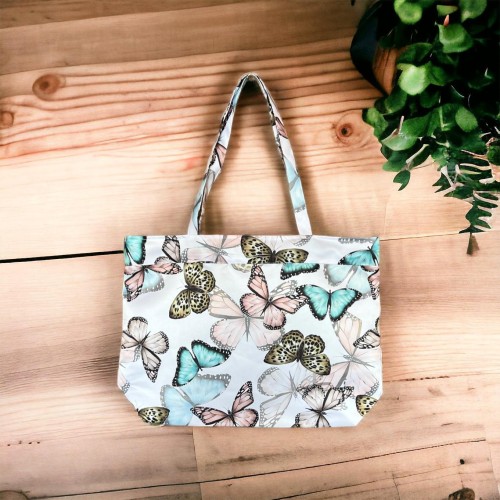 Torba w motylki na białym tle