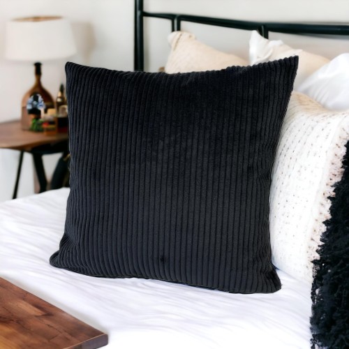 Czarna poszewka dekoracyjna w prążki