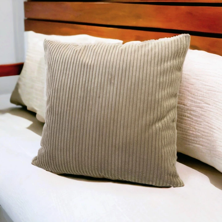 Jasnobrązowa poszewka w prążki