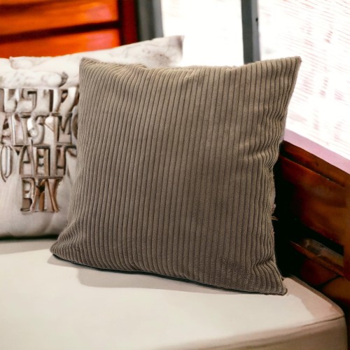 Brązowa poszewka dekoracyjna w prążki