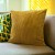 Musztardowa poszewka dekoracyjna w prążki